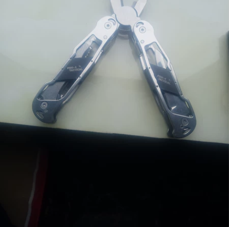 户外多功能组合钳标价是一把的价格。有不锈钢...