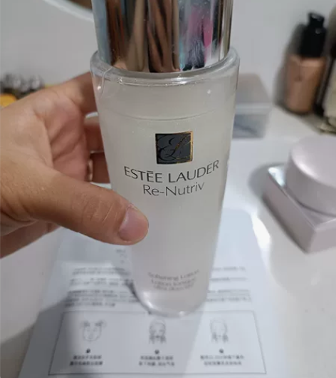 雅诗兰黛白金级紧肤滋润精华水，250毫升的...