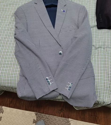 定制衣服一套 由于工作变动 用不上了...