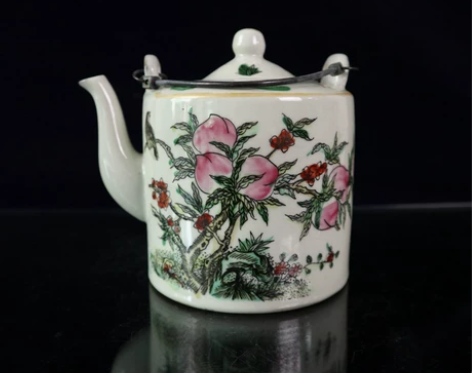 粉彩寿桃图纹提梁壶 高14cm宽15.5cm