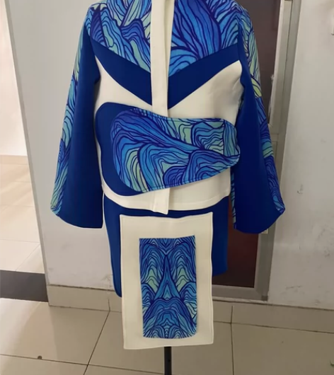 服装设计系列成装，没有参加过展览，附带演讲...