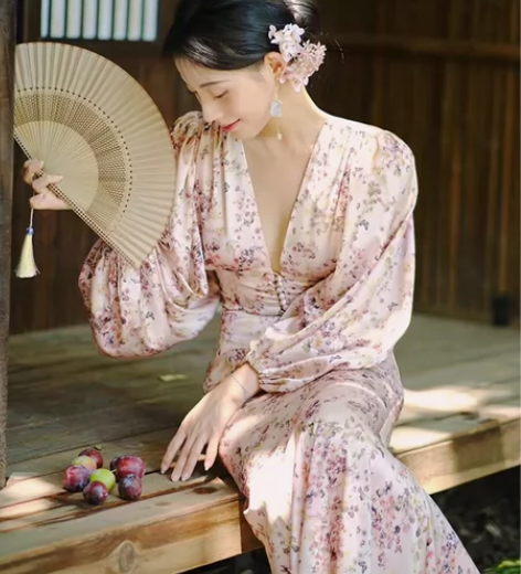 东方少女复古温柔风灯笼袖V领连衣裙2022...