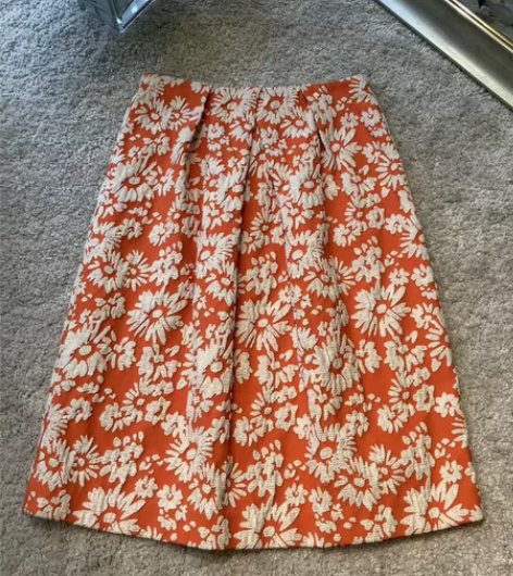 全新碎花半身裙，今年流行的橙黄色。 感兴趣...