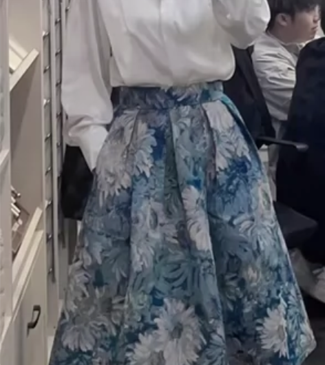 2023新款高腰显瘦小众设计感提花大摆伞裙...