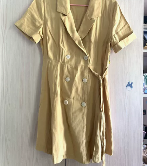 显白暖黄色西装领荷叶边连衣裙 感兴趣的话点...