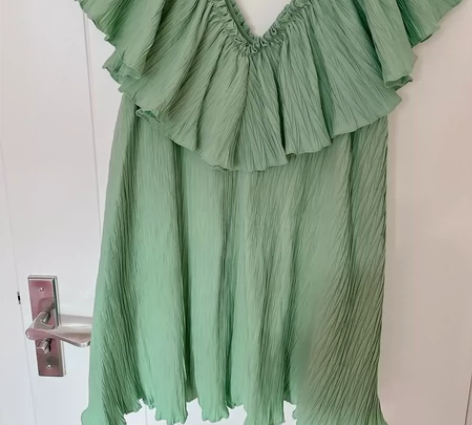 ZARA 薄荷绿连衣裙 颜色很好看 荷叶边...