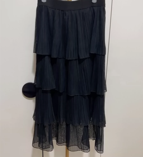 黑色半身蛋糕裙，实物超级好看，松紧腰，M码...