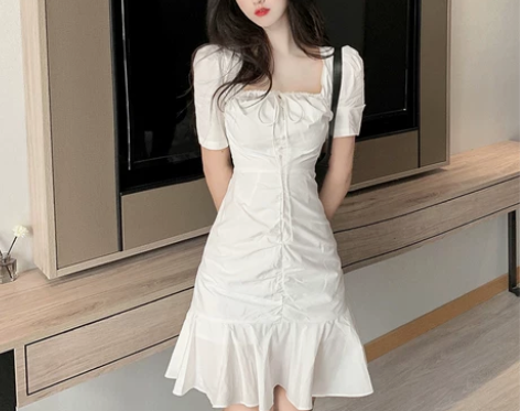性感方领白色连衣裙女神范2020新款收腰显...