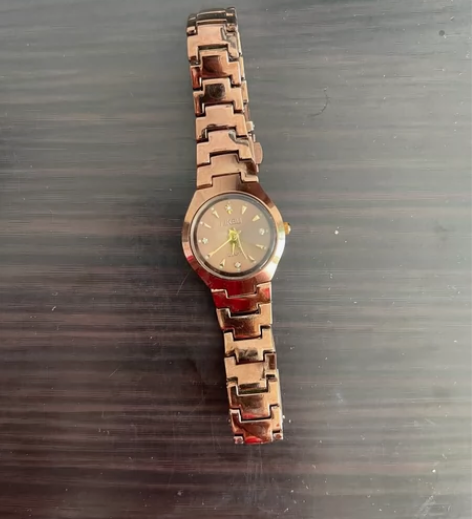女式手表，石英表，玫瑰金色，换个电池就行了...