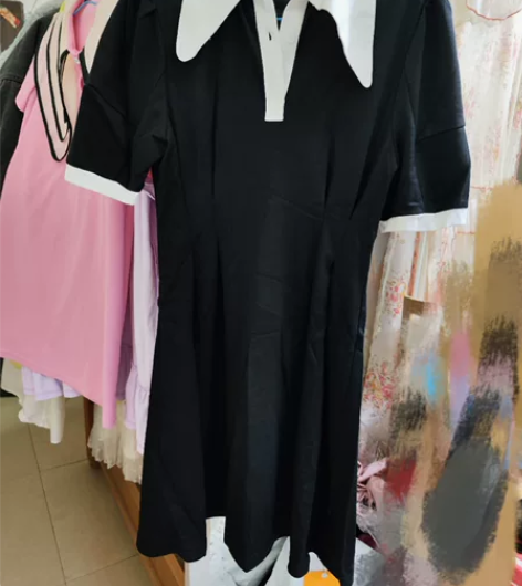 前几天新入手这条黑色连衣裙,发现码数穿不上...