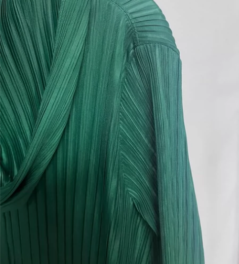 褶皱裙 森林绿连衣裙 日式风格 上身和挂着...