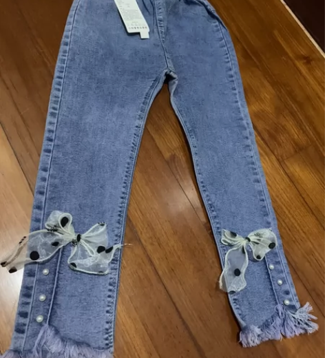 全新女童牛仔裤,下脚开衩,很百搭的一款裤子...