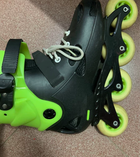 5766旱冰鞋 可小刀 实体店买的 感兴趣...