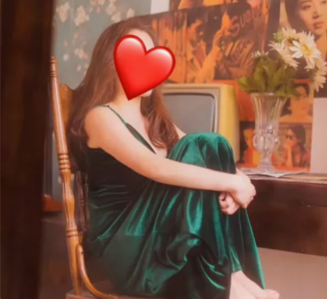 绿色港风丝绒吊带连衣裙 拍照用过几次  九...