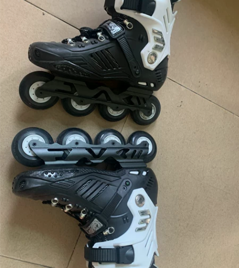 两双溜冰鞋刚买不久，42码一双 感兴趣的话...