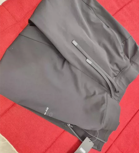 全新的裤子，没穿过，弹性的，处理了，有吊牌...