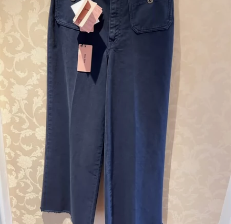 MiuMiu牛仔裤，阔腿直筒版型，上身显瘦...