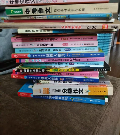 一堆清出来的书。可单卖,图上有的就是全部了...