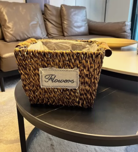 放盆栽的装饰编织篮，很好看！就养了一次花花...