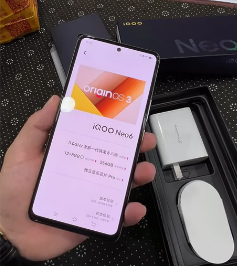 出IQOONEO6。  12+256G内存...