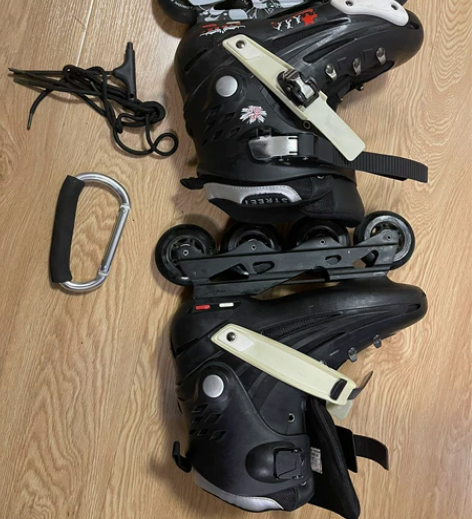 单排轮滑鞋，上学时轮滑社买的，上班以后就闲...