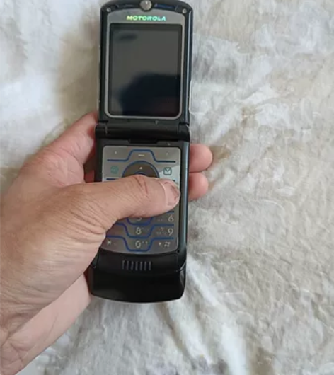 自用摩托罗拉V3IE手机,内外屏有膜,内屏...