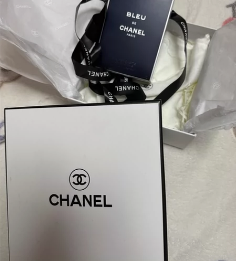 香水 有礼盒包装 朋友送的 不知道真假 但...