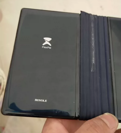 柔宇的机器，折叠屏幕的，充电正常开机，没有...