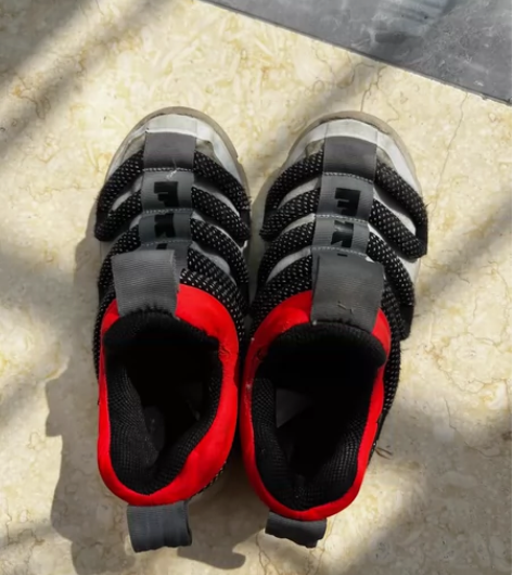 耐克儿童毛毛虫，都是专卖店买的，孩子鞋子很...