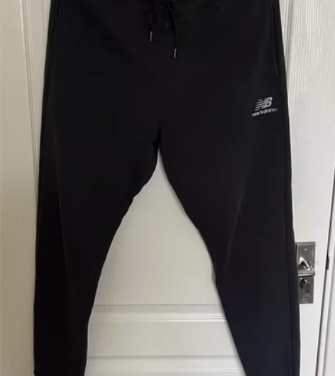 新百伦黑色运动男裤,有褪色无破损。 感兴趣...