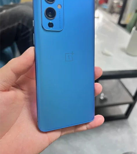 出一部一加9手机内存8+128。手机无拆无...