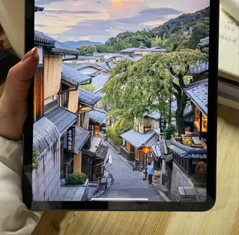 美女自用苹果平板iPad2021pro款2...