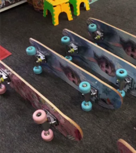 正版迪士尼滑板，都是大号的，特价60 会有...