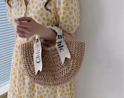 字母百搭丝巾手提草编包 半圆编织包 藤编包...