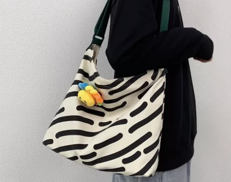 斜挎帆布单肩包.   大容量：宽39高34...