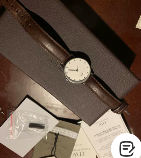DW女士腕表真皮表带 韩国购入 9成新  成色如图 表面有个...