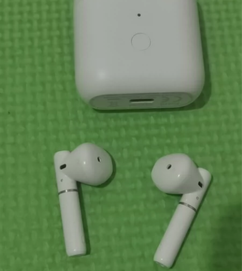 qcy t8蓝牙耳机一套，外观成色如图，功...