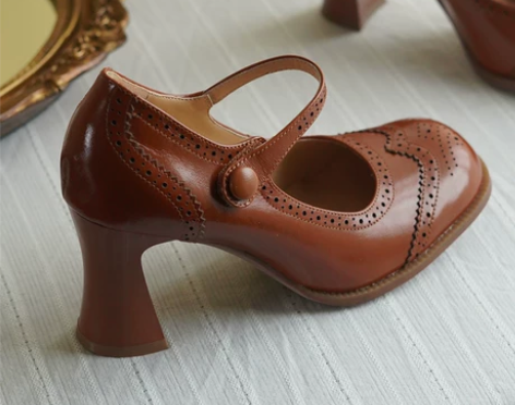 奈里法式复古雕花布洛克拼接一字带粗跟玛丽珍...