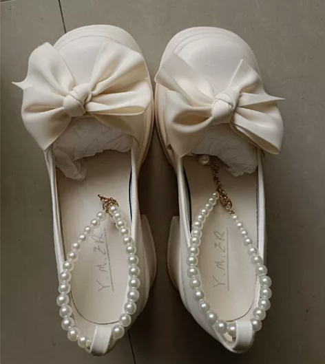 出玛丽珍鞋。 鞋子很美貌，鞋码也准。 只是...