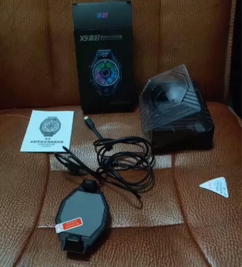 出一个边充边玩手机半导体散热器，可以在散热...