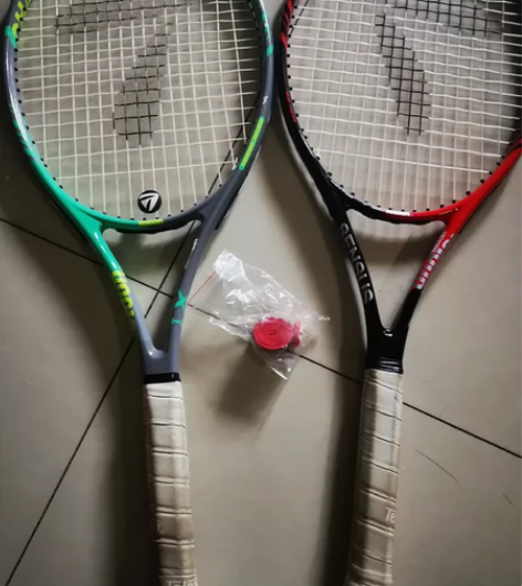 天龙正品碳素网球拍两个，同学的上体育课用过...