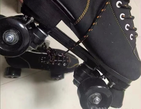 店铺倒闭剩下一批黑色翻毛皮溜冰鞋旱冰鞋滑轮...