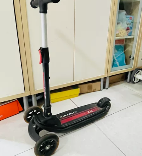 儿童滑板车，品牌鑫奥林 工况良好，没有拆修...