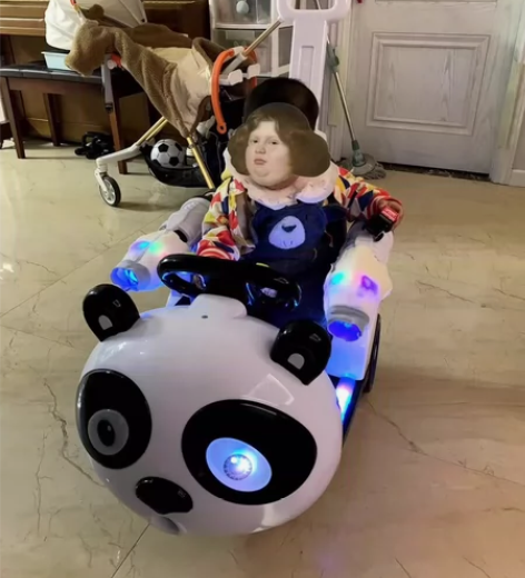 儿童电动车，早教熊猫车，带遥控，可以摇摆，...