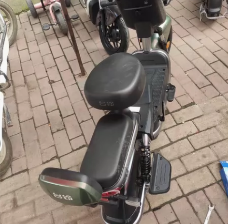 台铃库存车，空车1540，装4块20a的电...