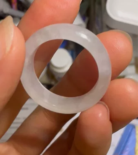 17的翡翠戒圈，白冰！！！很透手，而且很冰...