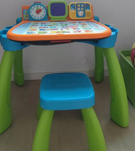 伟易达学习桌， 附带4张学习卡 配套小椅子...