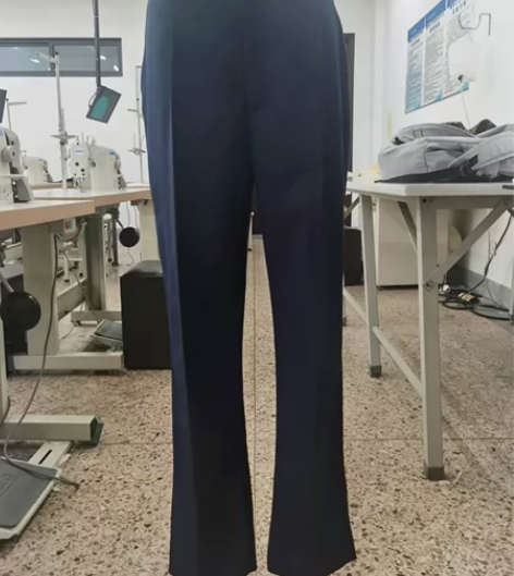 西装裤 藏蓝色 前有两个前兜，后有两个挖袋...