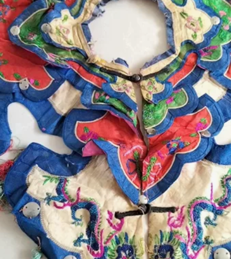 清代老绣云肩 云肩也叫披肩，在汉民族服饰文...