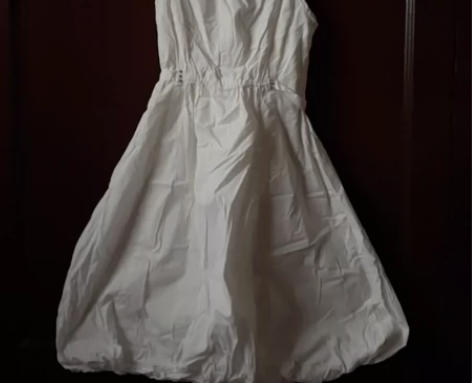 吊带连衣裙，可爱花苞设计裙摆，白色，面料全...